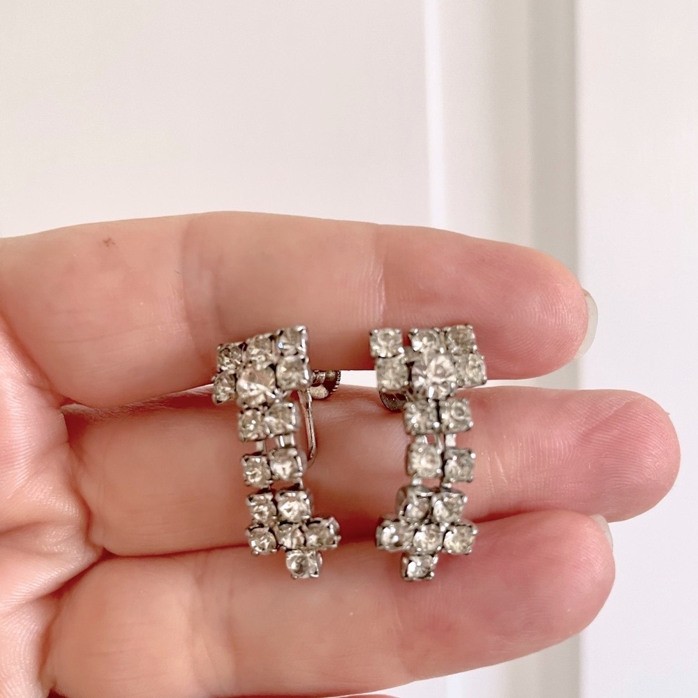 Vintage Screw Back Dangling Earrings with Silver Toned Rhinestone Crystals.